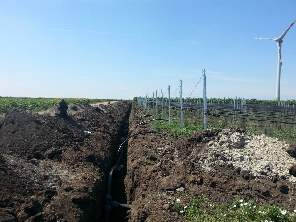 Ein Graben in dem PE Rohre für die landwirtschaftliche Bewässerung verlegt sind.